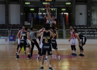Serie B: La Tramarossa Vicenza frana con con Cividale (58-77). La prima sconfitta interna costa l'”abdicazione” del primo posto ai friulani.